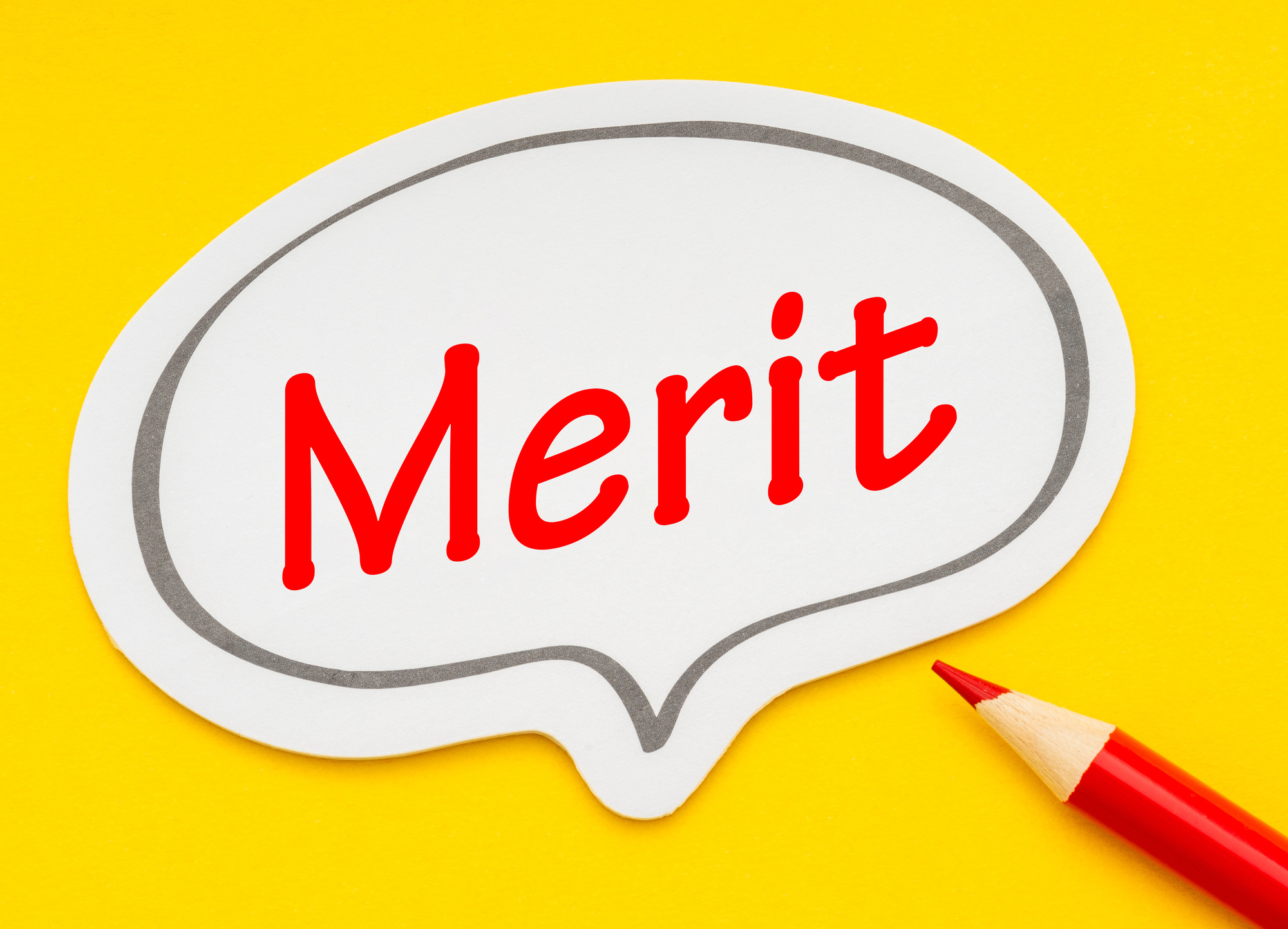 Meritと書かれた吹き出しと赤鉛筆