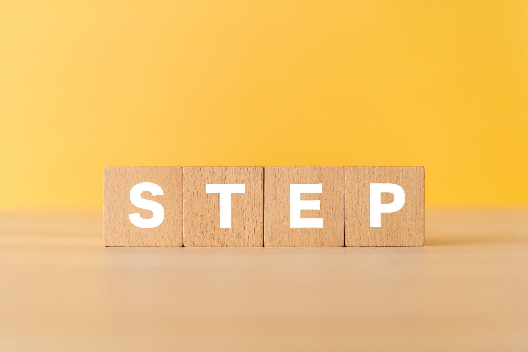 STEPと書かれた木のブロック