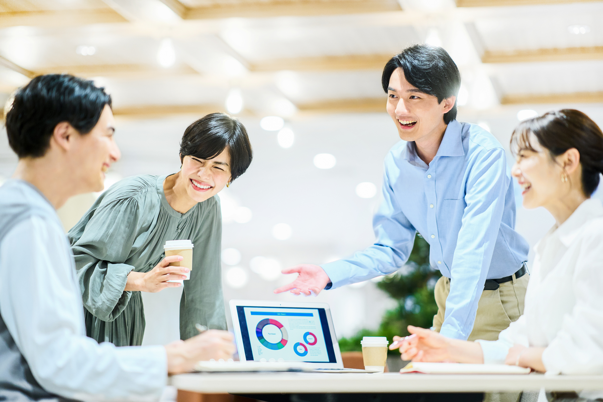 笑顔で話し合う男女のビジネスパーソン