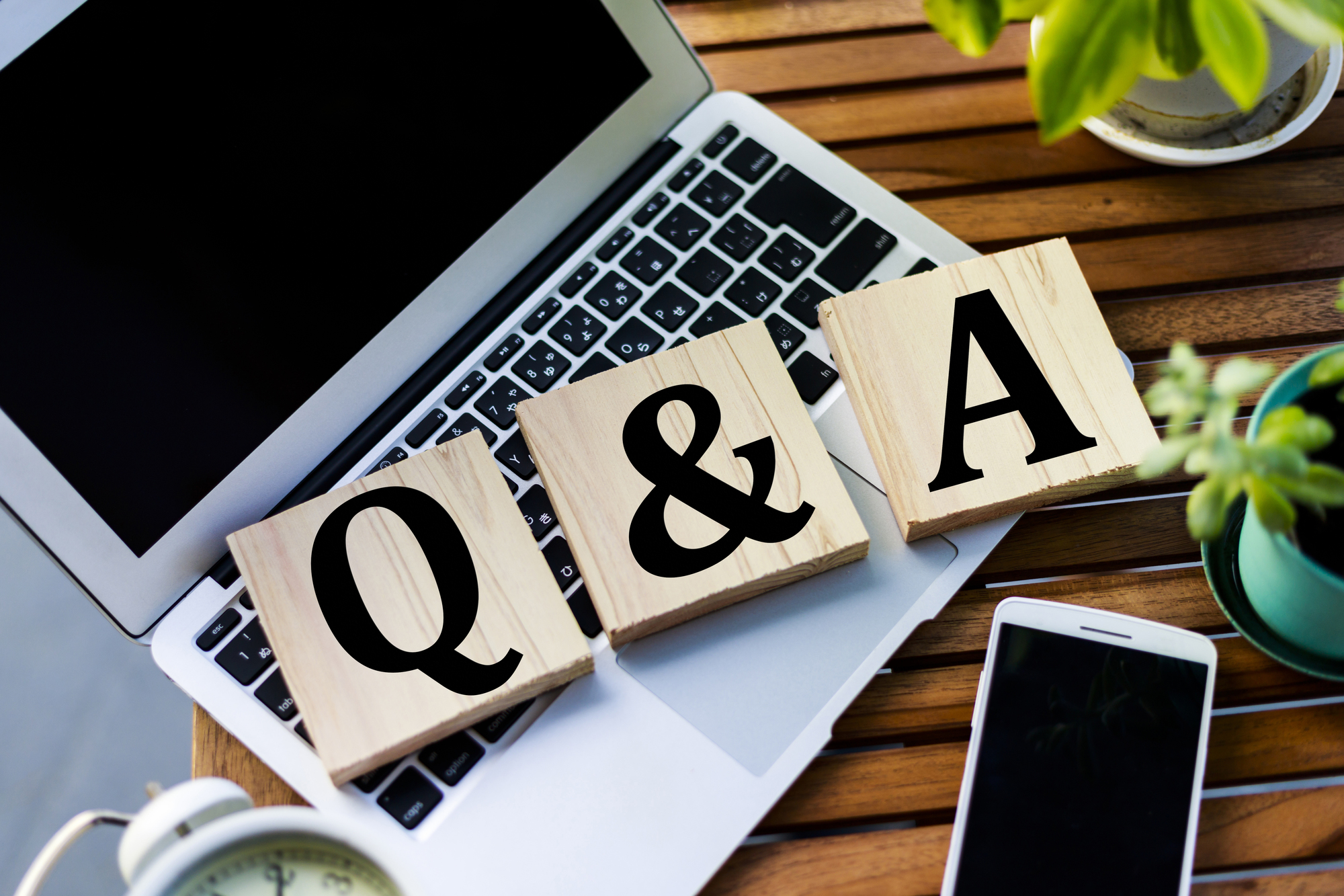 「Q＆A」の文字とノートパソコン