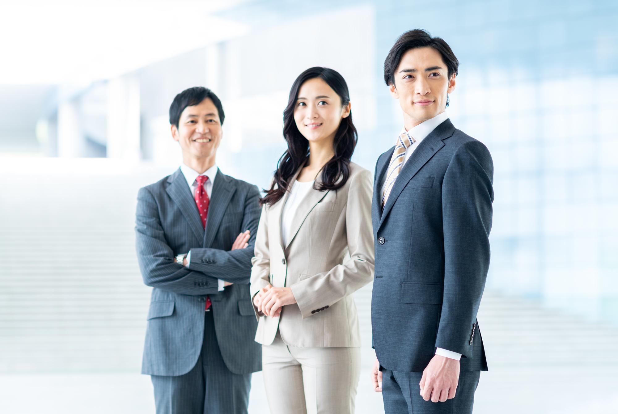スーツ姿の男女3人組