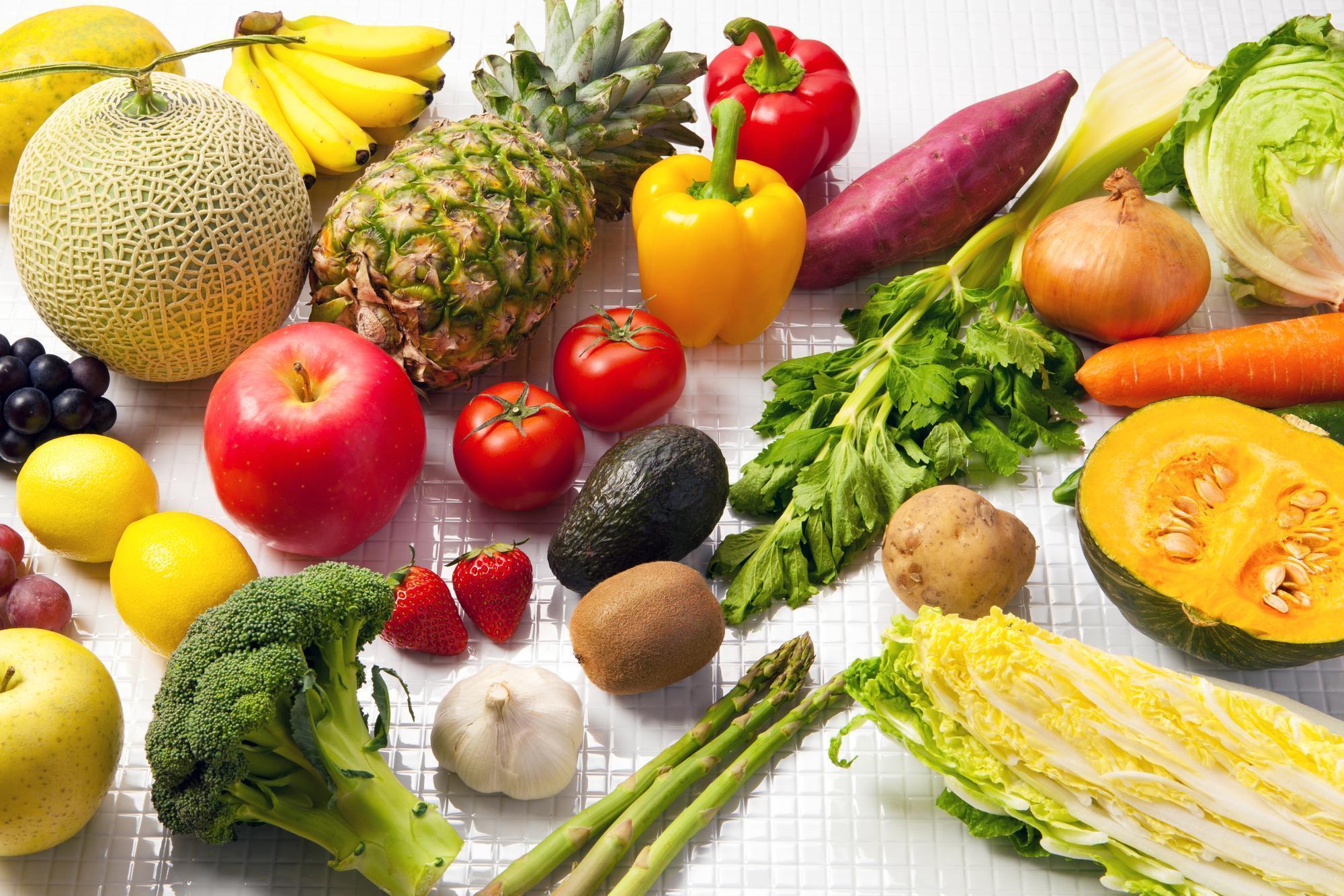 ブロッコリーやりんごなど、さまざまな果物と野菜