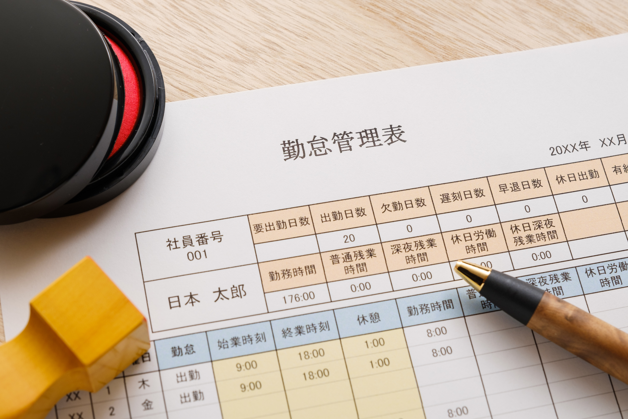 勤怠管理表とペン・印鑑・朱肉