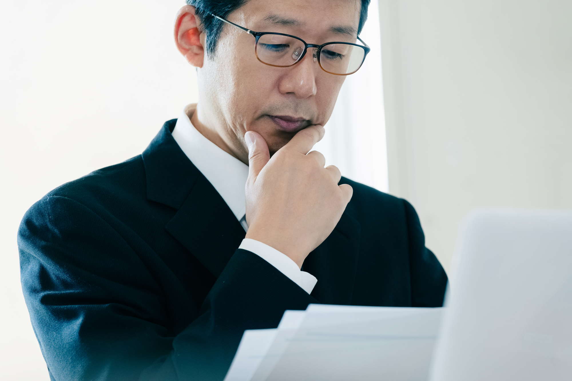 書類を見つめるビジネスパーソン