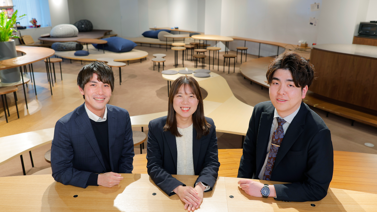 人事部の皆さま。コーヒーブレイクしながらアイデアを出し合える休憩エリアにて